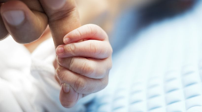 Νεογέννητο σώθηκε μέσα από κάδο – Το βρήκαν καλυμμένο με μυρμήγκια